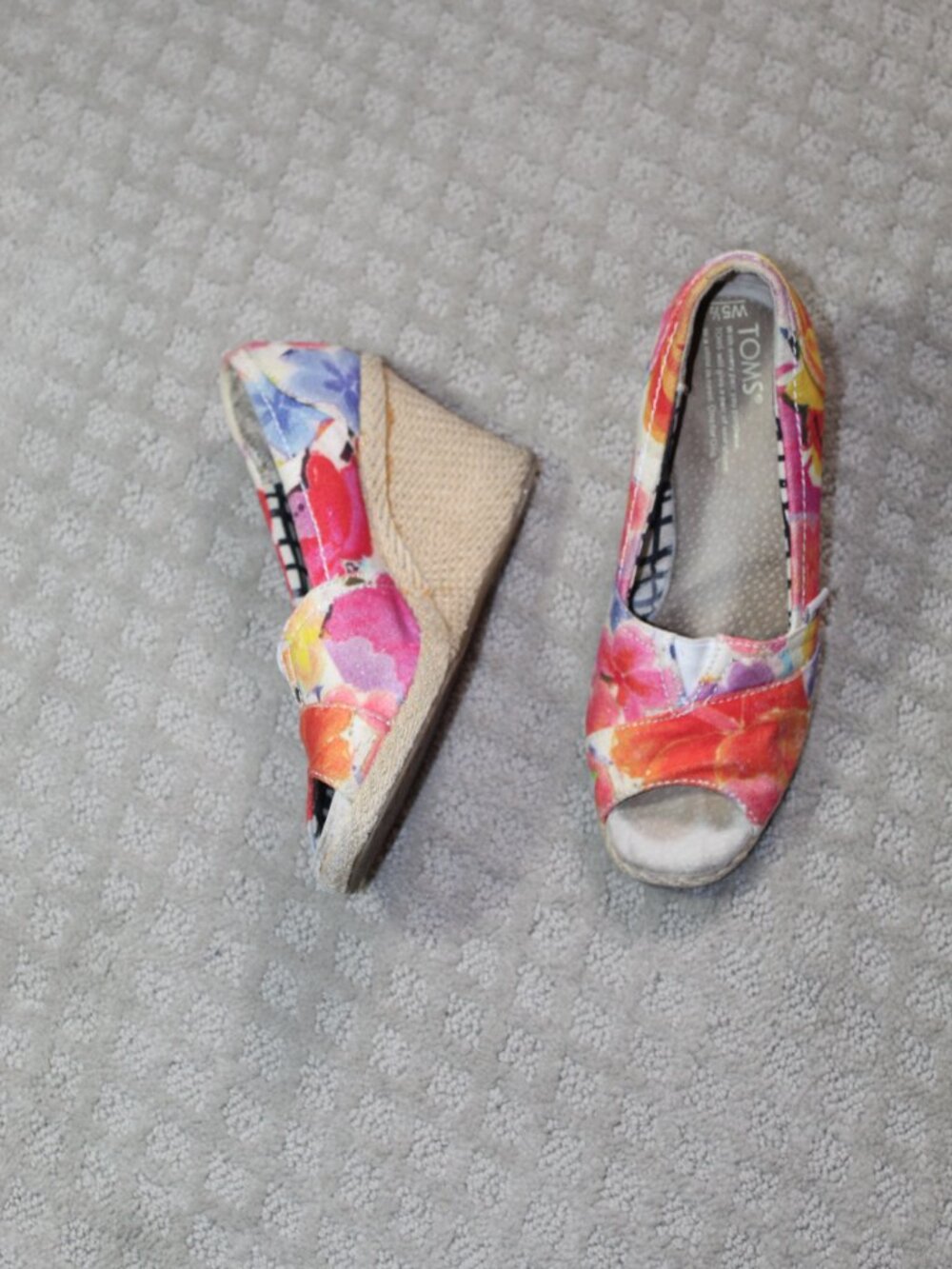 Toms Women's 5.5 Floral Canvas 3" Espadrille Wedge Heels